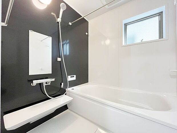 浴槽は環境にやさしい節水タイプを採用。浴槽内ステップで半身浴や親子入浴も楽しめるので、毎日のバスタイムをエコで素敵に演出してくれる小窓付きの浴室です