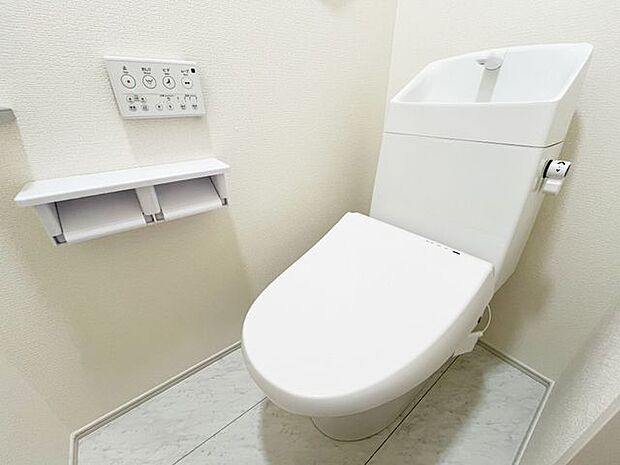 便器にふちがなく、汚れが隠れて見えない部分が極端に少なくなっており、お手入れも楽々!スピーディでパワフルな洗浄力を実現しています!