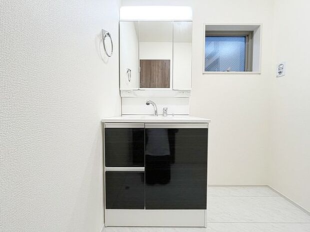 曇り止めヒーター付きのミラーキャビネットを採用しております。ミラーの内側がすべて収納スペースになっているので、スタイリング剤や歯ブラシなどの収納に便利ですね。