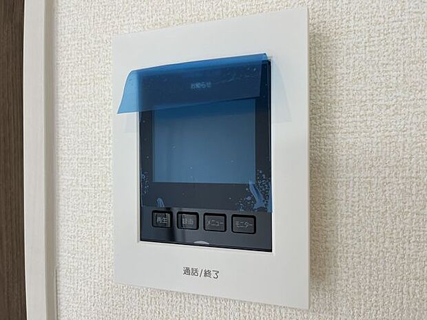 ハンズフリー機能を備えたカラーモニターインターホンを採用!お料理中などで手が塞がっていても便利に応答可能です!夜間の映像確認機能もついていて、安心ですね!