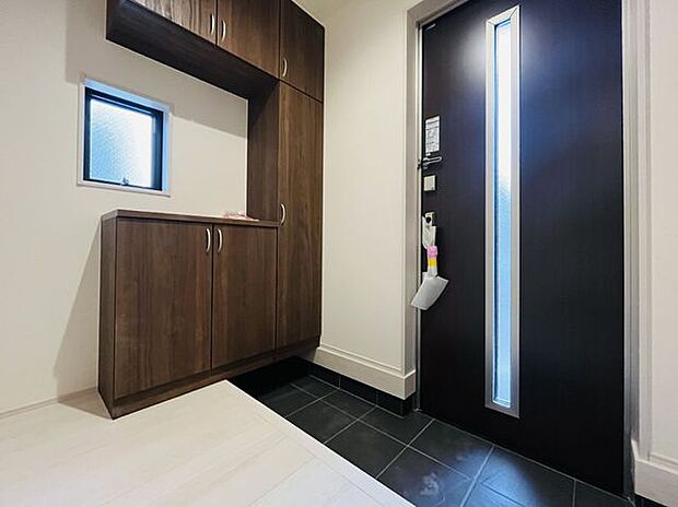 玄関は防犯性の優れたダブルロックドアです!