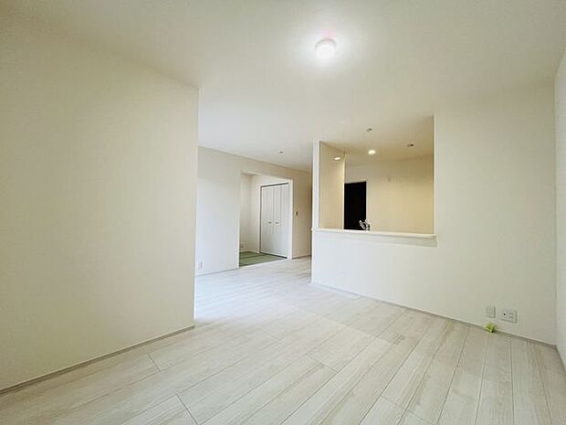 リビングのフローリング材には、木目や色調など木材特有の風合いがあり、ナチュラルな美しさで、日々の生活に温もりを与えてくれます。