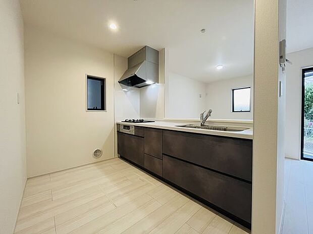 お手入れが楽に行える換気扇やステンレスワークトップは毎日お料理する奥様の味方!