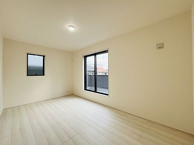 室内はシンプルな仕様となっており、それぞれの好みに合わせたインテリアで、趣味に合わせてレイアウトしやすくなっております。