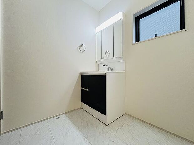 曇り止めヒーター付きのミラーキャビネットを採用しております。ミラーの内側がすべて収納スペースになっているので、スタイリング剤や歯ブラシなどの収納に便利ですね。