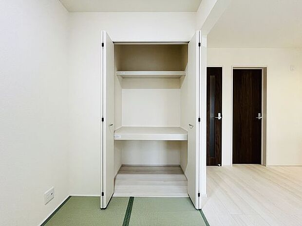 押入れには、お子様のおもちゃや来客時の座布団などもしっかり収納いただけます!
