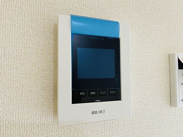 ハンズフリー機能を備えたカラーモニターインターホンを採用!お料理中などで手が塞がっていても便利に応答可能です!夜間の映像確認機能もついていて、安心ですね!