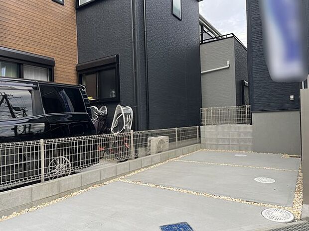 広々としたスペースで車の出し入れがスムーズに行えます。