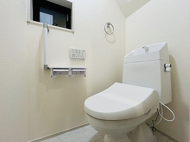 便器にふちがなく、汚れが隠れて見えない部分が極端に少なくなっており、お手入れも楽々!スピーディでパワフルな洗浄力を実現しています!