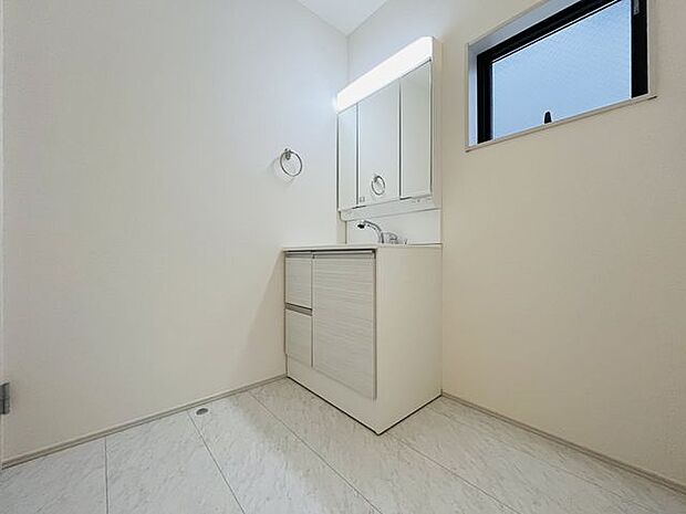 曇り止めヒーター付きのミラーキャビネットを採用しております。ミラーの内側がすべて収納スペースになっているので、スタイリング剤や歯ブラシなどの収納に便利ですね。