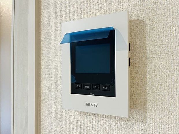 ハンズフリー機能を備えたカラーモニターインターホンを採用!お料理中などで手が塞がっていても便利に応答可能です!夜間の映像確認機能もついていて、安心ですね!