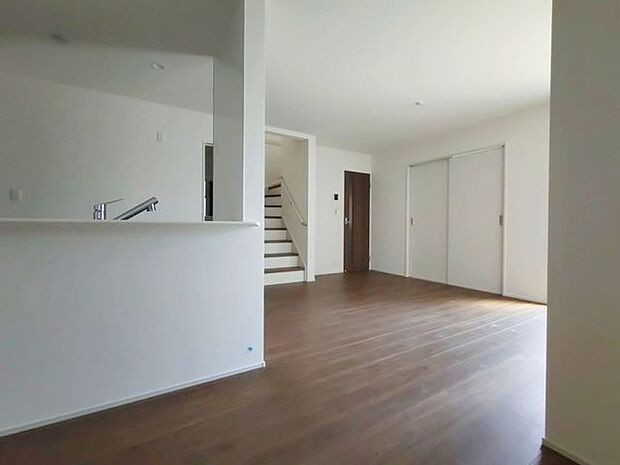 LDKには大きな窓からたくさんの光が入り、明るく、開放的な空間を演出してくれます。お友達が遊びに来た時も自慢のリビングになりますね!