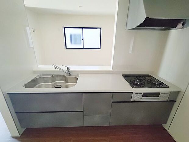 お手入れが楽に行える換気扇やステンレスワークトップは毎日お料理する奥様の味方!