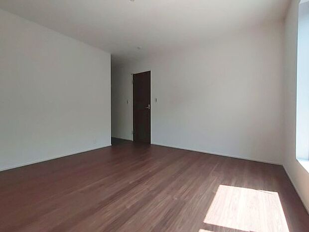 室内はシンプルな仕様となっており、それぞれの好みに合わせたインテリアで、趣味に合わせてレイアウトしやすくなっております。