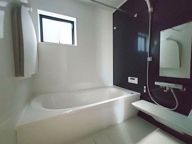 浴槽は環境にやさしい節水タイプを採用。浴槽内ステップで半身浴や親子入浴も楽しめるので、毎日のバスタイムをエコで素敵に演出してくれる小窓付きの浴室です