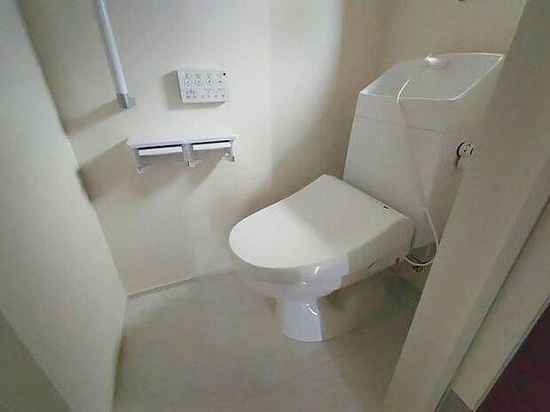 便器にふちがなく、汚れが隠れて見えない部分が極端に少なくなっており、お手入れも楽々!スピーディでパワフルな洗浄力を実現しています!