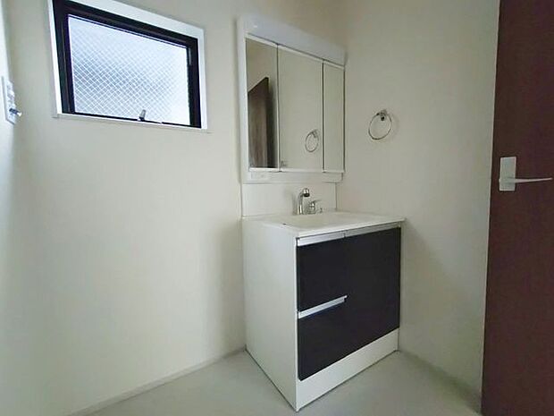 曇り止めヒーター付きのミラーキャビネットを採用しております。ミラーの内側がすべて収納スペースになっているので、スタイリング剤や歯ブラシなどの収納に便利ですね。