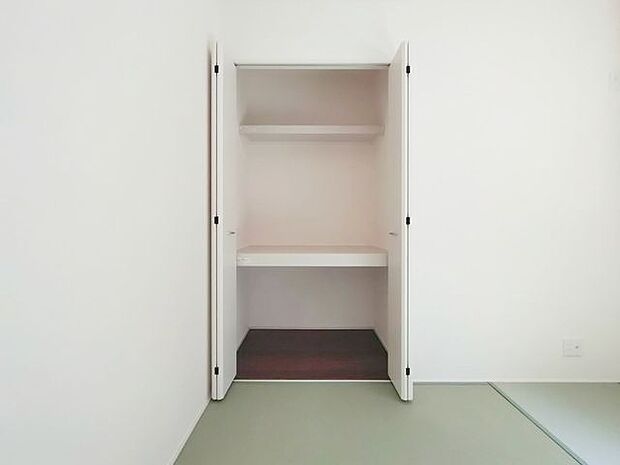 押入れには、お子様のおもちゃや来客時の座布団などもしっかり収納いただけます!