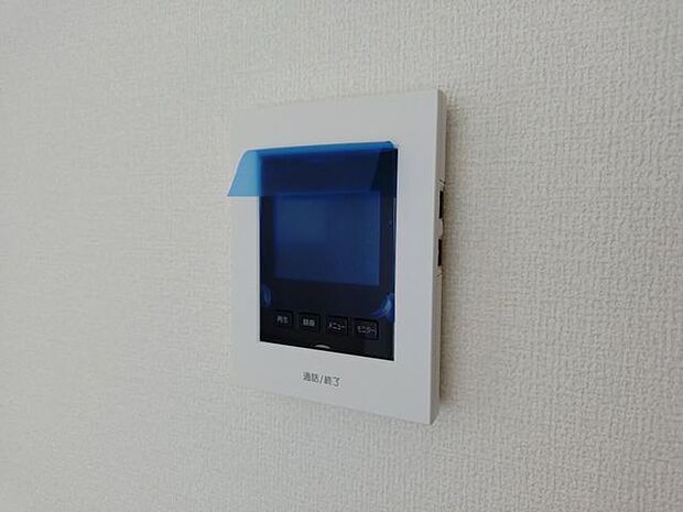 ハンズフリー機能を備えたカラーモニターインターホンを採用!お料理中などで手が塞がっていても便利に応答可能です!夜間の映像確認機能もついていて、安心ですね!