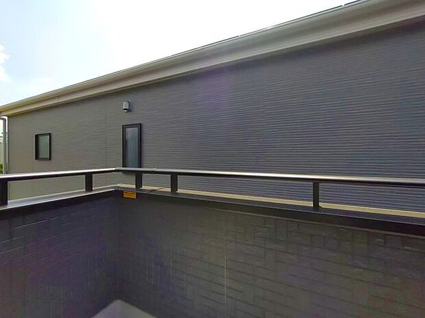 日当たりの良いバルコニーは、お洗濯が多いときも安心!たくさん干してもカラっと乾きそうです!