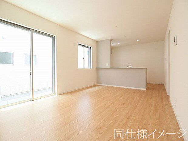 \同仕様写真/リビングのフローリング材には、木目や色調など木材特有の風合いがあり、ナチュラルな美しさで、日々の生活に温もりを与えてくれます。