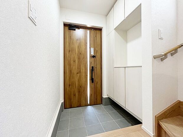 玄関ではタイルを採用しており、お掃除楽々!特にお子さまがたくさんの砂を持って帰ってきても安心ですね!