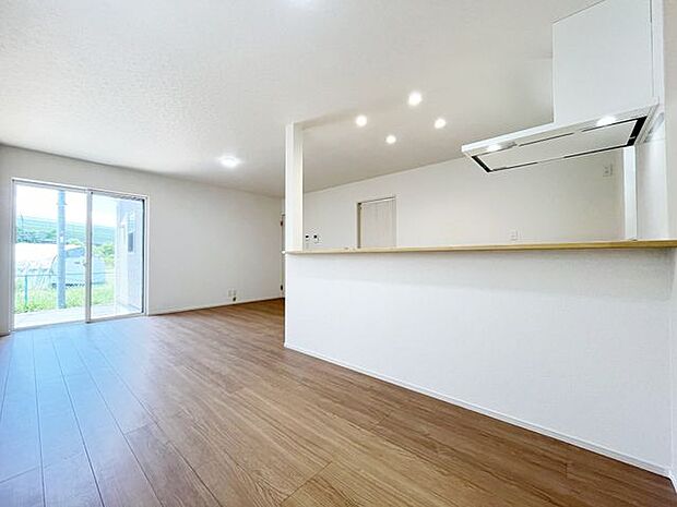 シンプルで美しいデザインのリビングは、お好みのインテリアにコーディネイトしやすく、家族がやすらぐ癒しの空間が作れますね。