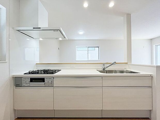 人工大理石カウンタートップ・ガラストップコンロを採用しており、お掃除ラクラク!奥様に嬉しい機能がたくさんついており、毎日のお料理も楽しくなりそうですね!