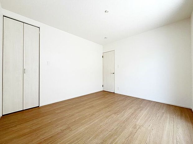 寝室や子供部屋にぴったりなシンプル洋室でお部屋のコーディネートが楽しめますね。