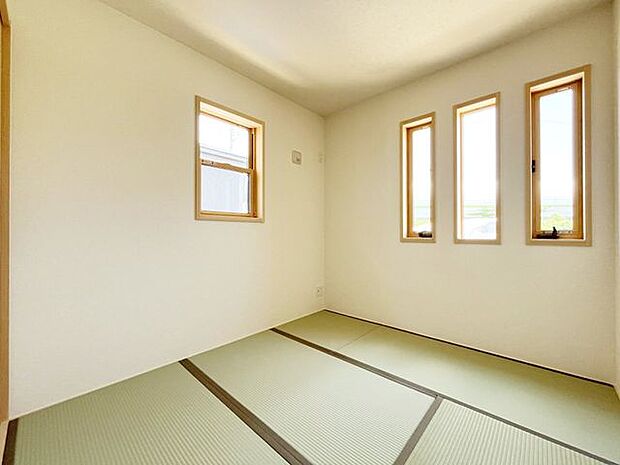 新しい畳の香りのするタタミスペースは、使い方色々。客室やお布団で寝るときにぴったりの空間ですね。