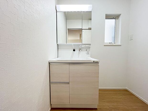 小窓付きの洗面室は、毎朝心地よい光を運んでくれるので、すがすがしい気持ちで1日をスタートできます!また、1坪以上の広い空間です!