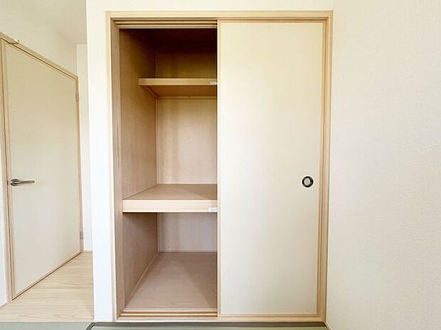 タタミスペースの押入れは、季節のものやお子様のおもちゃなどたくさん収納しておける便利なスペースです!