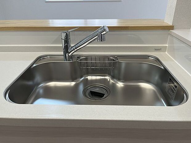 お鍋やホットプレートもすっぽりと入るワイドシンク