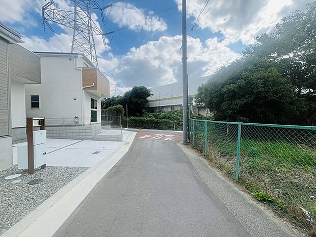 前道が広く、駐車も楽々できる便利な立地です。安全性を考慮した設計で、安心してお子様が遊べます。