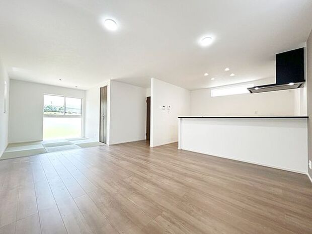 フローリングにはキズの付きにくい特殊塗装を採用し、内装やドアの仕上げは、堂々とした木目で、木の温もりを感じながらお過ごしいただけますね。