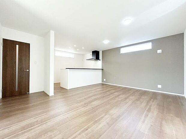 シンプルで美しいデザインのリビングは、お好みのインテリアにコーディネイトしやすく、家族がやすらぐ癒しの空間が作れますね。