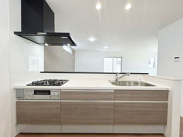 人工大理石カウンタートップ・ガラストップコンロを採用しており、お掃除ラクラク!奥様に嬉しい機能がたくさんついており、毎日のお料理も楽しくなりそうですね!