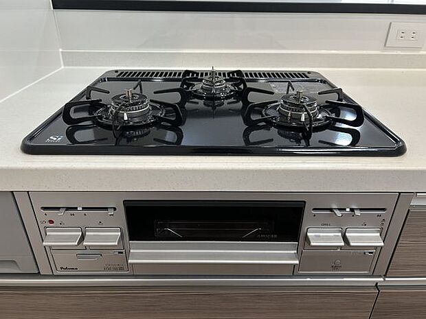 三口コンロで同時に複数の調理が可能です