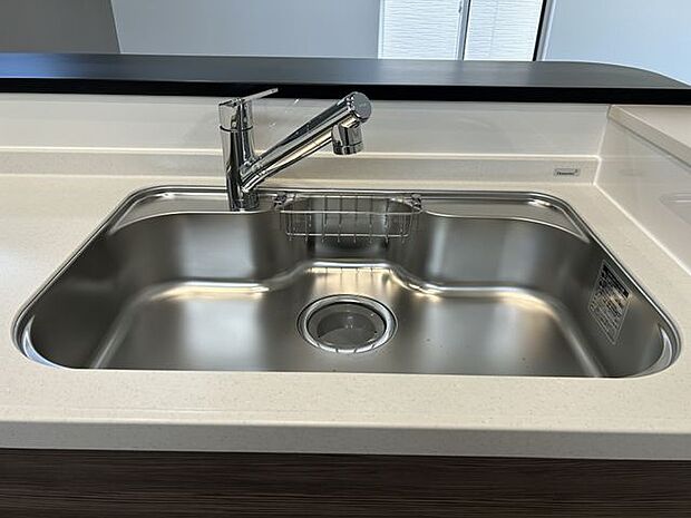 お鍋やホットプレートもすっぽりと入るワイドシンク