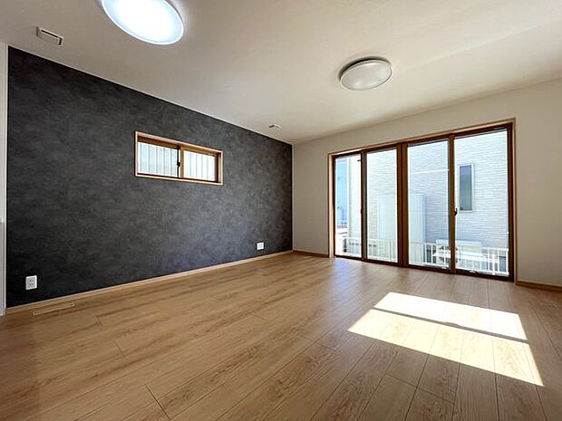 広々としたリビングで、明るい日が差し込みます!家族団らんの時間をゆったりと過ごせます!