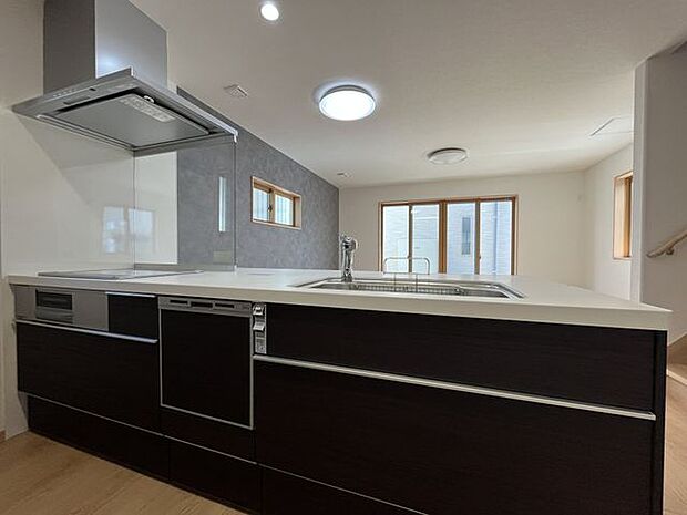 対面カウンターで、家族とコミュニケーションを取りながら料理ができるキッチンです