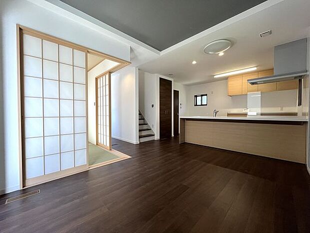 広々としたリビングで、明るい日が差し込みます!家族団らんの時間をゆったりと過ごせます!