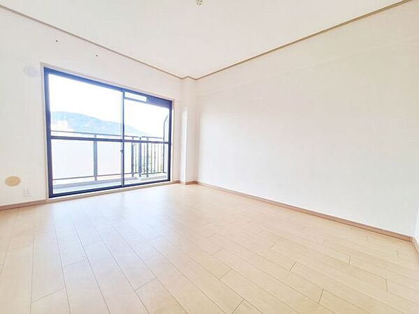 シンプルな洋室でお部屋のコーディネートが楽しめます。お好みのスタイルに彩ってお気に入りの空間にできますね