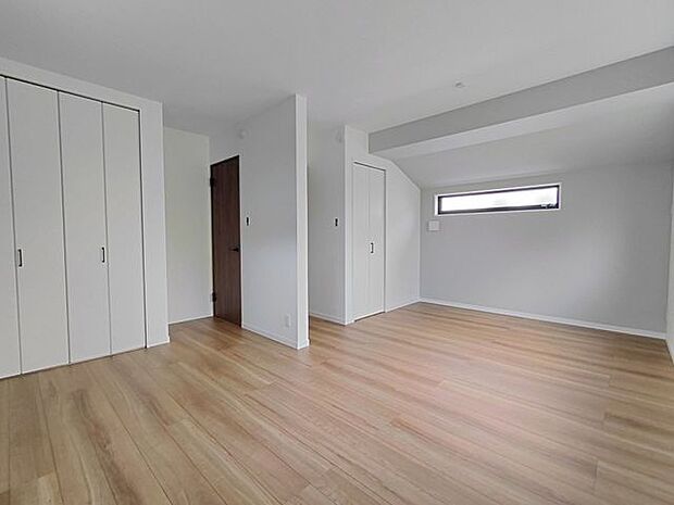 明るい床でお昼間であれば照明がいらないくらいですね。午後のひと時に、柔らかい光の中でほっと一息入れたくなりますね