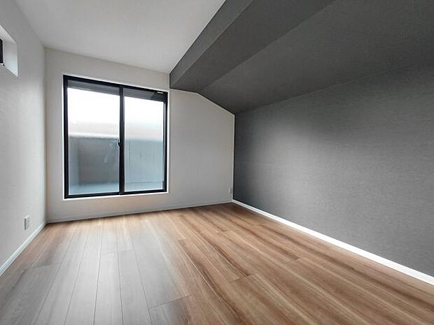 洋室には自然光がたっぷり入ります。心地よい風が通り抜ける、開放的な空間です。す