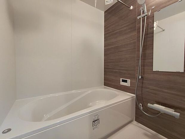 広々としたバスルームで、心地よいリラックスタイムを楽しめます。快適な空間で、日々の疲れを癒す贅沢な時間を提供します。