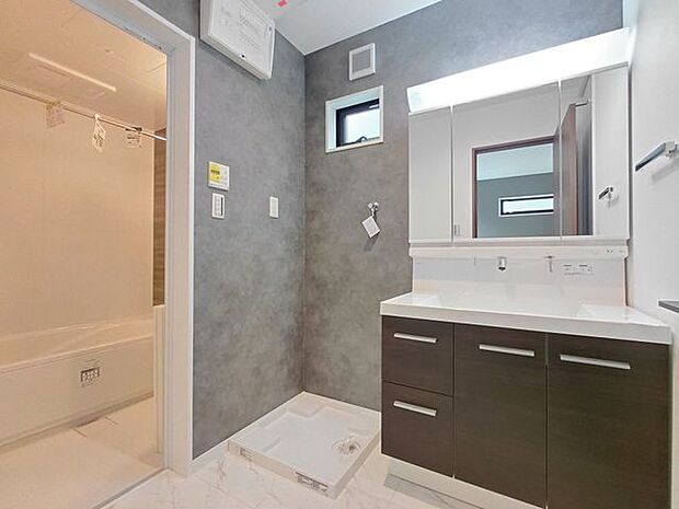 清潔感あふれるデザインの洗面台は、広々としたスペースで毎日の身支度が快適に行え、使い勝手がとても良いです！