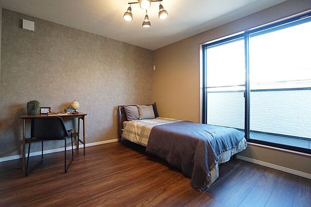 ＼同仕様写真（クラフトヴィンテージ）／起床時間に合わせてカーテンの自動開閉のセットすれば自然と太陽の光で起きることができ、健康で心地よい朝を迎えることができます