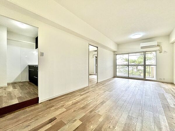 リフォーム済みのリビングは、洗練されたデザインと快適な空間が広がり、家族の集う場所にぴったりです！