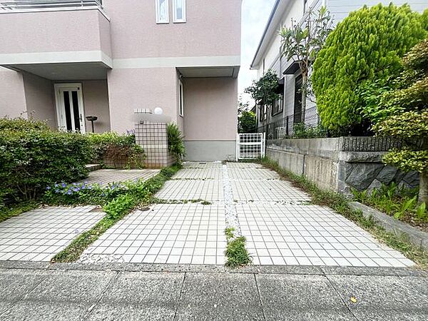 使いやすい駐車場で、家族全員が快適に利用できる空間です